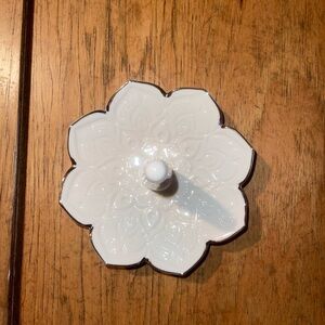 Flower shaped ring holder